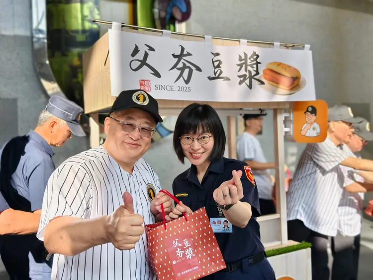 總隊長周煥興親自率領主管幹部到臺北市極負盛名的早餐店排隊近2小時購買早點。警方提供