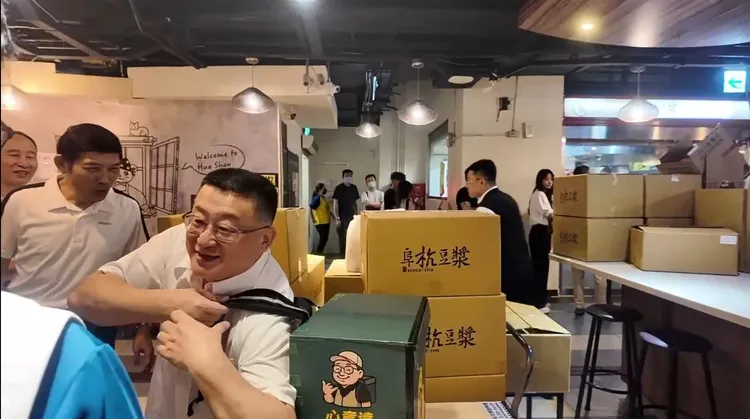 總隊長周煥興親自率領主管幹部到臺北市極負盛名的早餐店排隊近2小時購買早點。警方提供