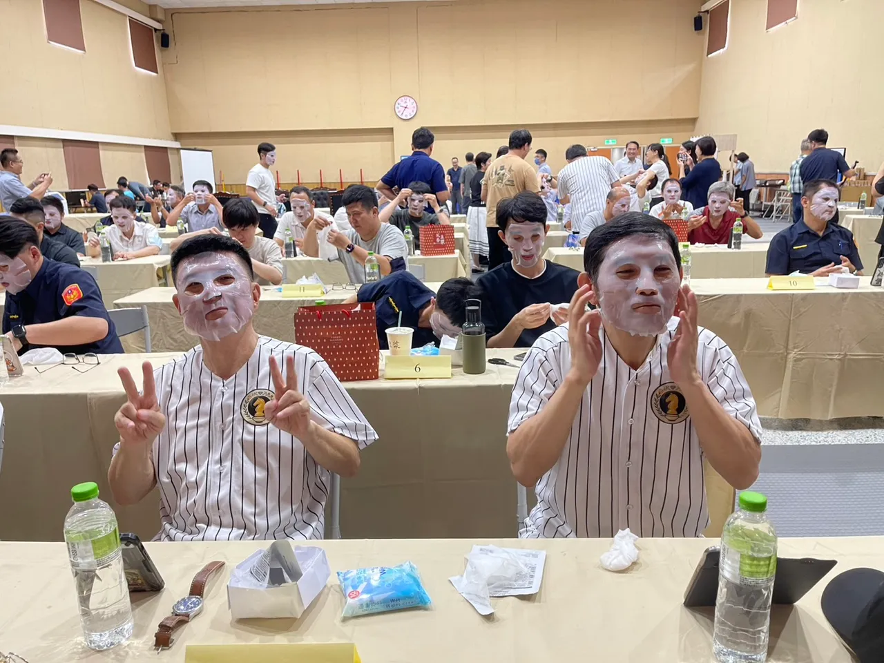 许多男性同仁解锁人生第一次敷面膜的成就。警方提供