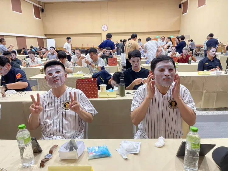 許多男性同仁解鎖人生第一次敷面膜的成就。警方提供