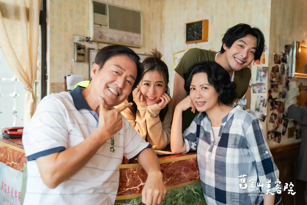 检场(左起)、方志友、陈孝萱和连晨翔饰演一家人。TVBS提供