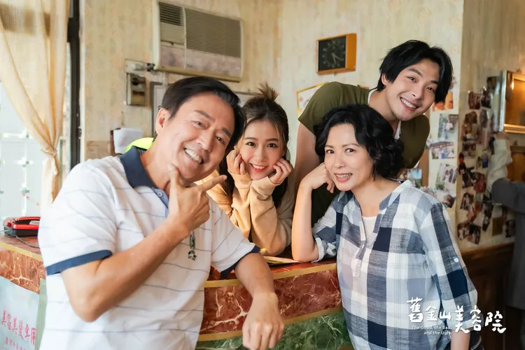 檢場(左起)、方志友、陳孝萱和連晨翔飾演一家人。TVBS提供