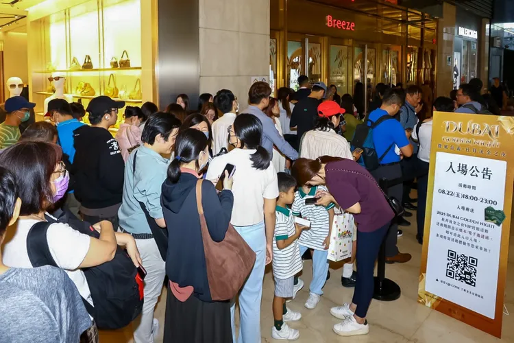 微風信義門口聚集超長人龍排隊等候入場。業者提供