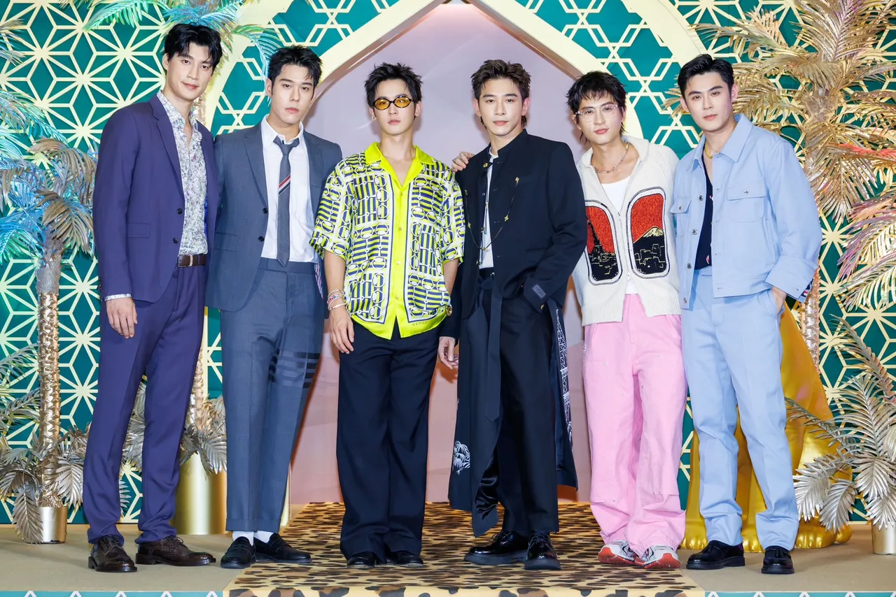 全新戲劇《男公館》主演羅宏正(左起)、周予天、吳思賢、張立昂、石知田與製作人陳奕華麗現身微風信義之夜紅毯。業者提供