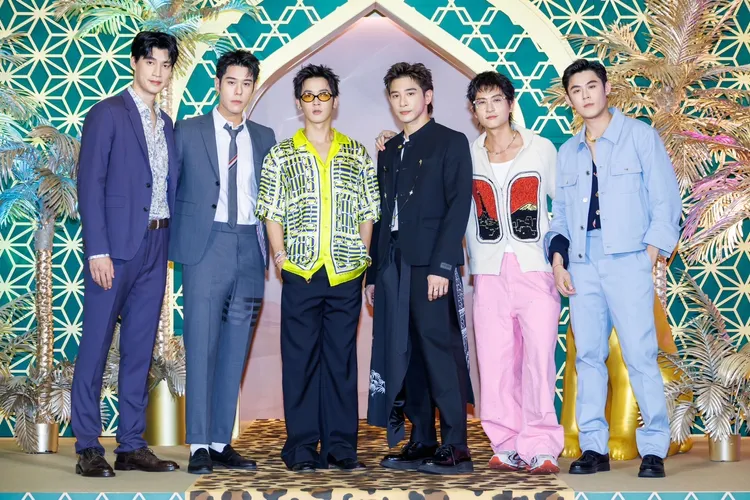 全新戲劇《男公館》主演羅宏正（左起）、周予天、吳思賢、張立昂、石知田與製作人陳奕華麗現身微風信義之夜紅毯。業者提供