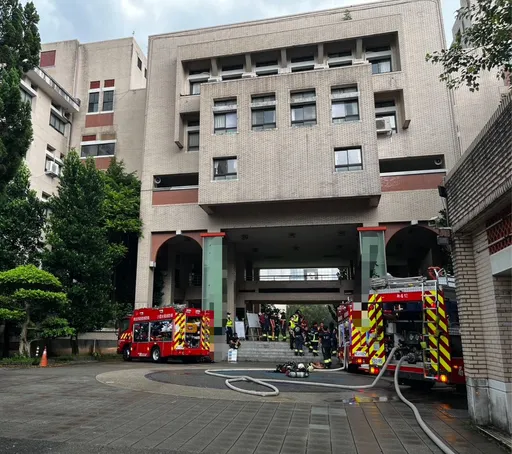 新店高中地下室機房起火竄煙 逢暑假疏散10師無人傷