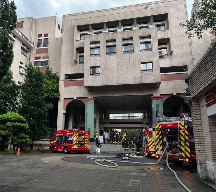 新店高中地下室機房起火竄煙　逢暑假疏散10師無人傷