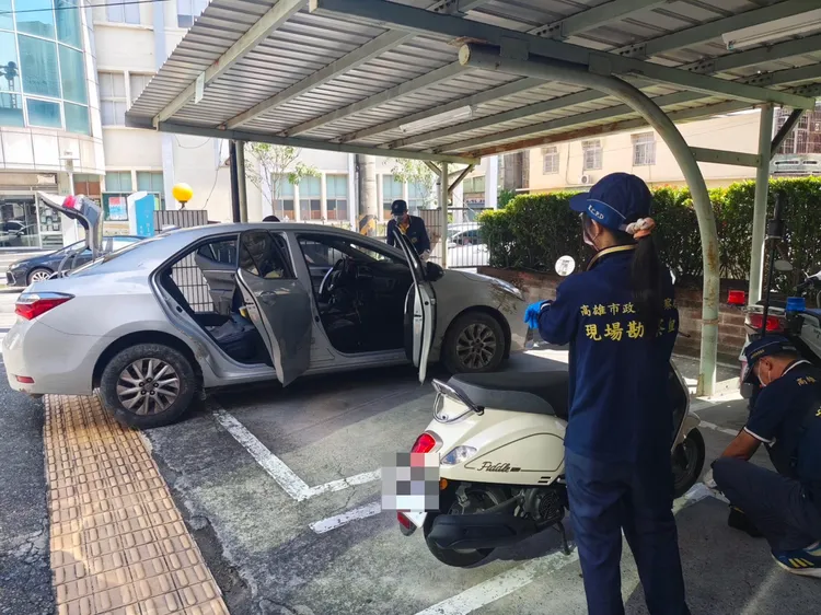 警方在嫌犯車上採證。翻攝畫面