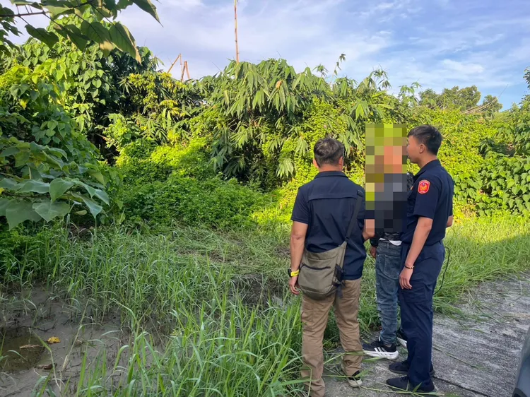 警方在樹林找回疑為做案時所穿衣服。翻攝畫面