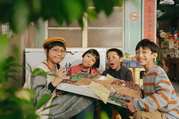 胖球（左）在劇中被妹妹斯拉叫姊姊很滿足。小公視提供