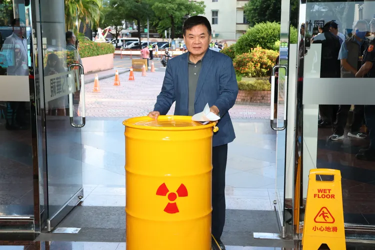 民進黨立委莊瑞雄日前擔任核三公投反方代表人，並拖著黃色的「核廢料貯存桶」道具進場。莊宗達攝