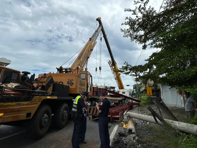 大貨車掉落鋼材，撞斷電桿，不僅現場交通大亂，還一度造成513戶停電。翻攝畫面