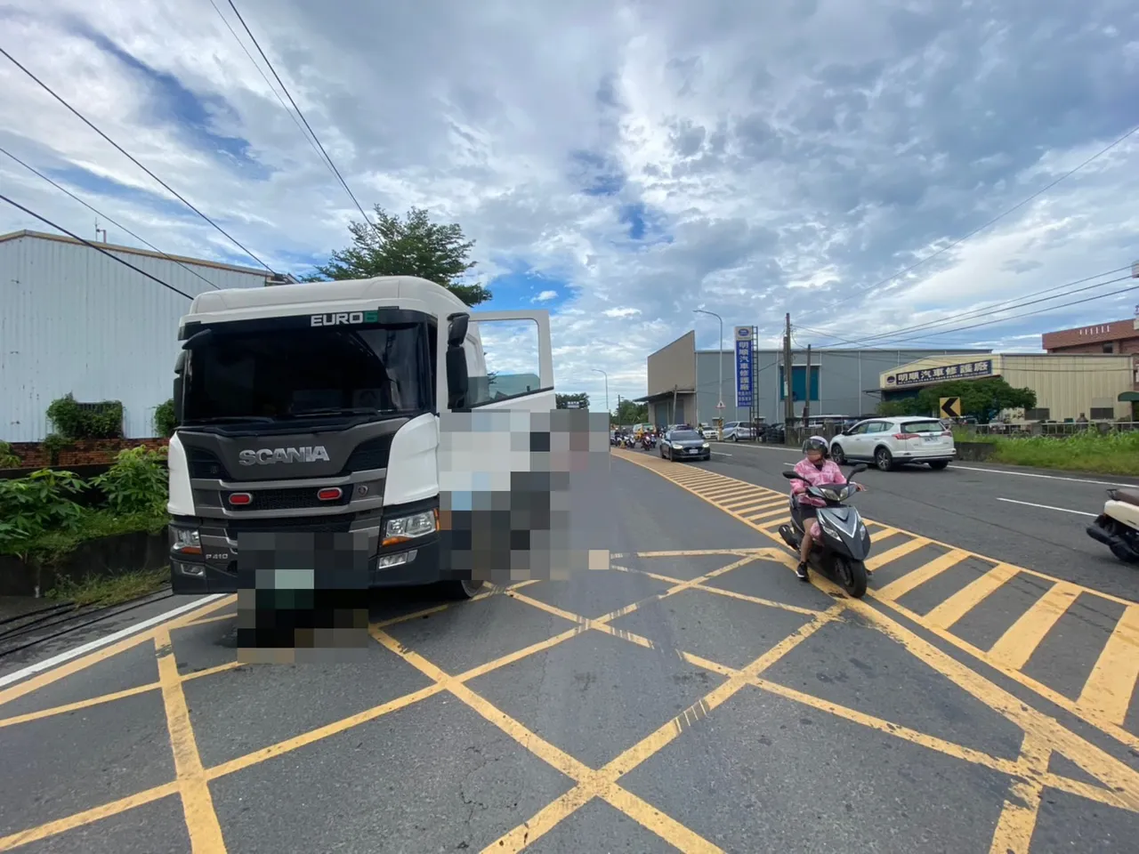大貨車掉落鋼材,撞斷電桿,不僅現場交通大亂,還一度造成513戶停電。翻攝畫面