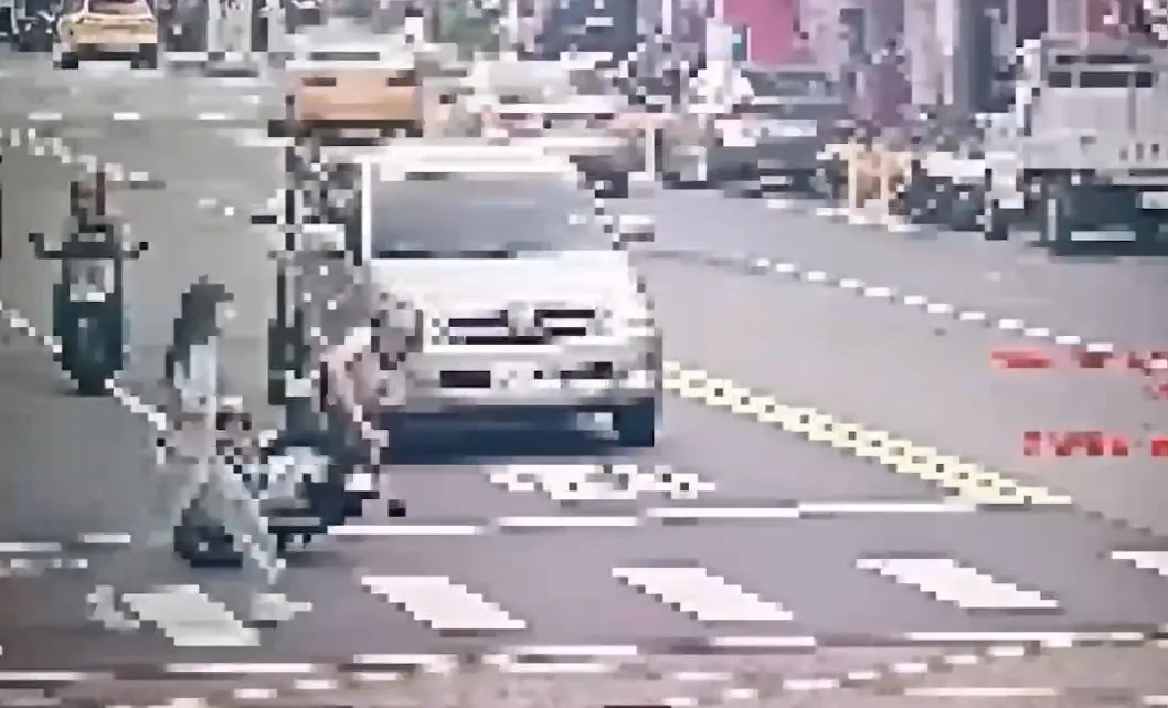 男骑士自摔冲进行人穿越道。警方提供