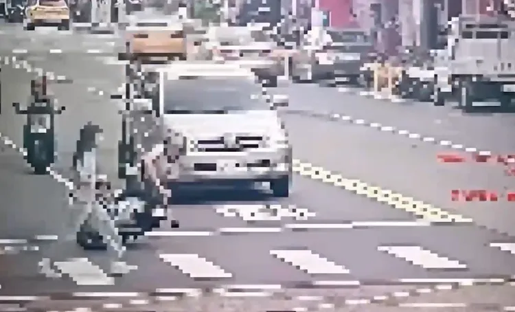 男騎士自摔衝進行人穿越道。警方提供