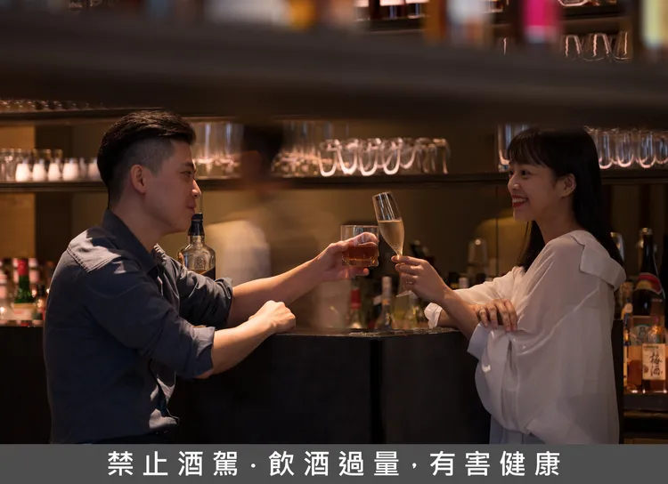 礁溪寒沐酒店「MU BAR」酒吧七夕情人月浪漫微醺氛圍，房客消費可享85折優惠。礁溪寒沐酒店提供