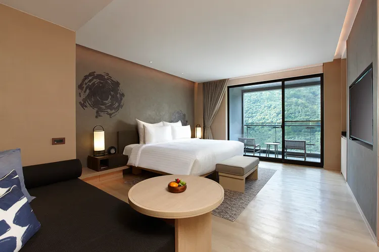 礁溪寒沐酒店X Omorovicza「美肌情人」溫泉假期，雙人入住迎曦閣每晚9999元起。礁溪寒沐酒店提供