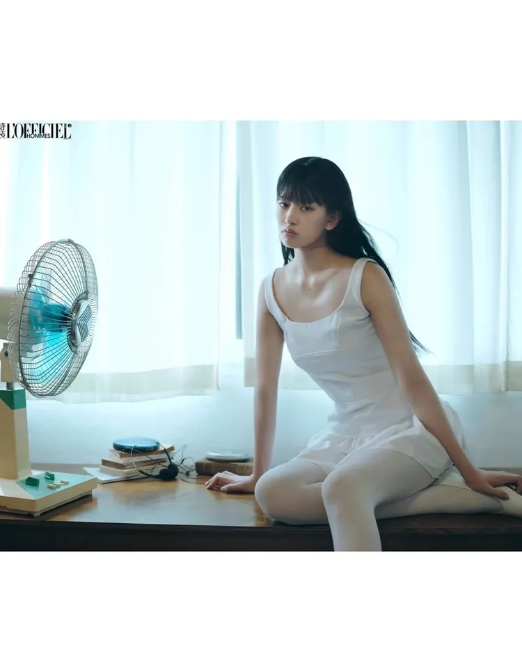 安俞真以全白造型搭配「偽素顏」妝容，散發出清新魅力。翻攝安俞真IG