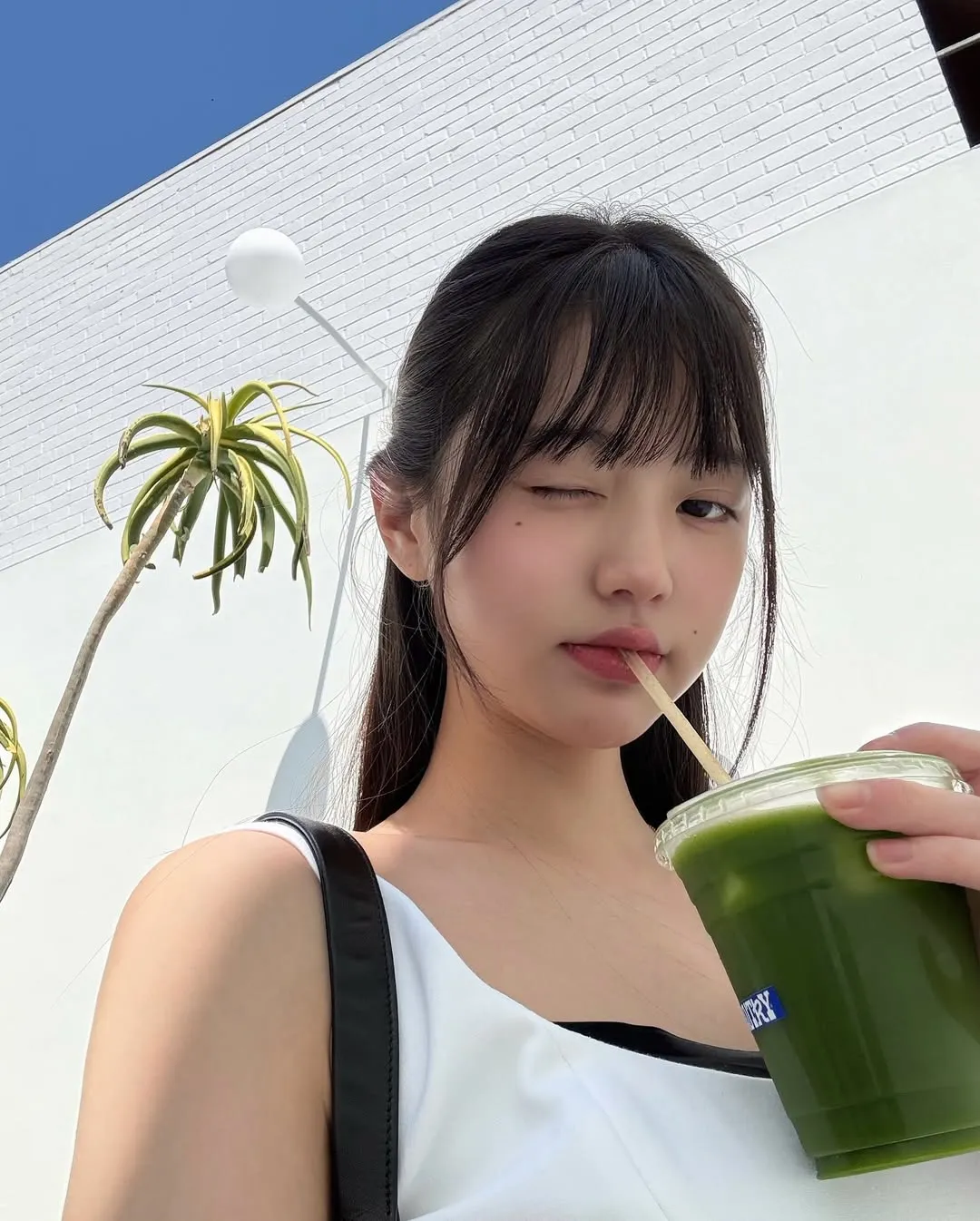 张员瑛在白裙装内搭了黑色背心,营造出丰富层次感。翻摄张员瑛IG