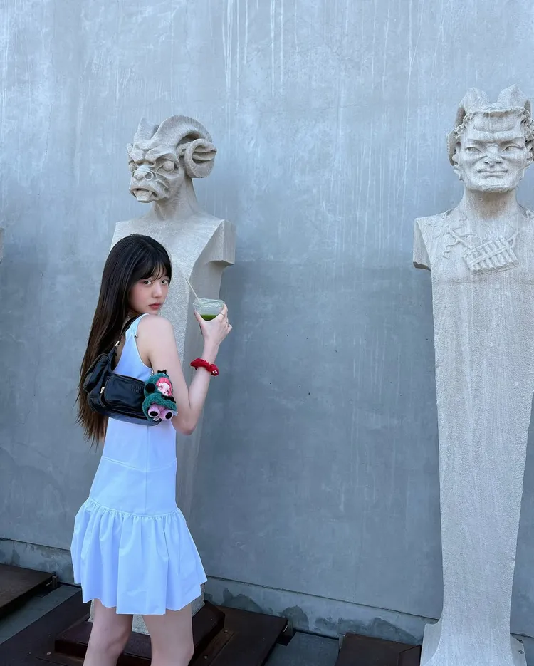 張員瑛將同款SANDRO小白裙穿出甜美感。翻攝張員瑛IG