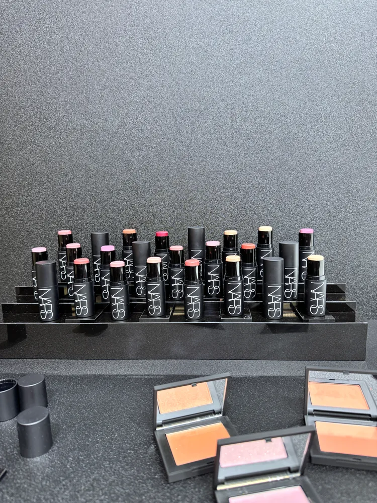 NARS推出全新高調炫色眼頰棒和6款炫色腮紅新色。張家玲攝