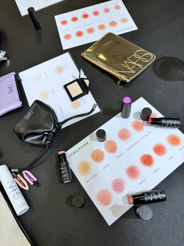 NARS推出全新高調炫色眼頰棒和6款炫色腮紅新色。張家玲攝