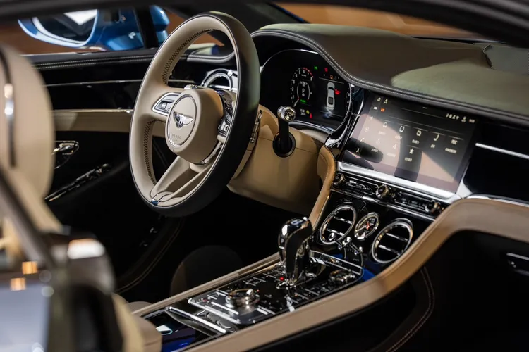 內裝部分則以直線壓紋座椅與鍍鉻飾件呼應車身俐落線條，並可選配深色套件營造低調奢華氛圍。業者提供