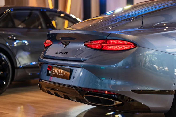 全新 Continental GT 與 GT Convertible 外型承襲自 2003 年問世以來的車系風格，並融入品牌經典元素。業者提供