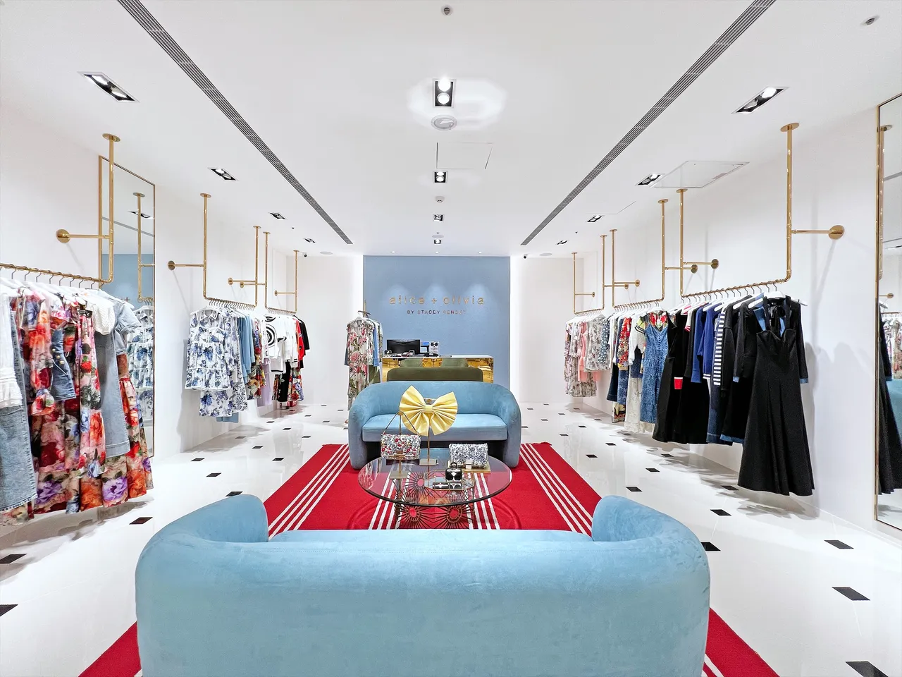 alice + olivia全新旗舰店以红唇色、绣球蓝点缀出带有张力的复古美学。品牌提供