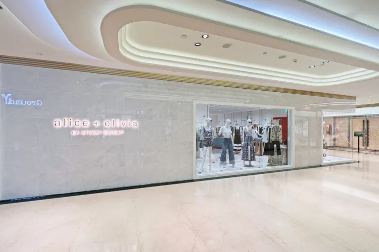 alice + olivia全新旗艦店正式進駐微風信義。品牌提供