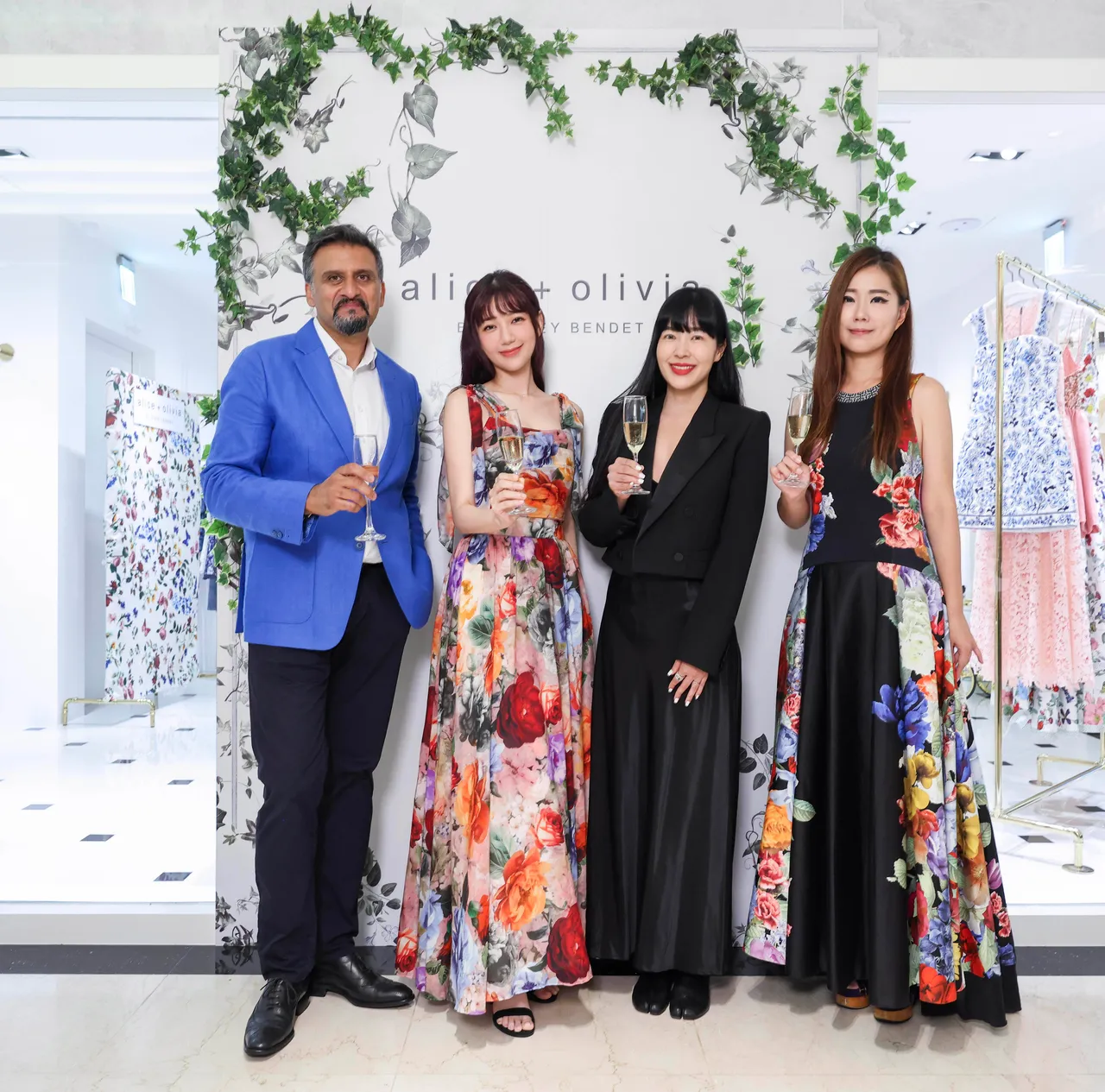 alice + olivia亚太区总裁Mr.Deepak Sharma(左起)、郭雪芙、微风集团策略长廖晓乔、alice + olivia台湾总经理Serene.JPG。品牌提供