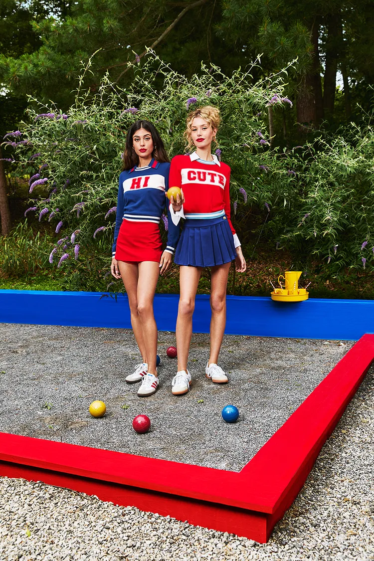 繡有HI字樣的針織上衣，為都會女性帶來校園活力新樣貌。品牌提供