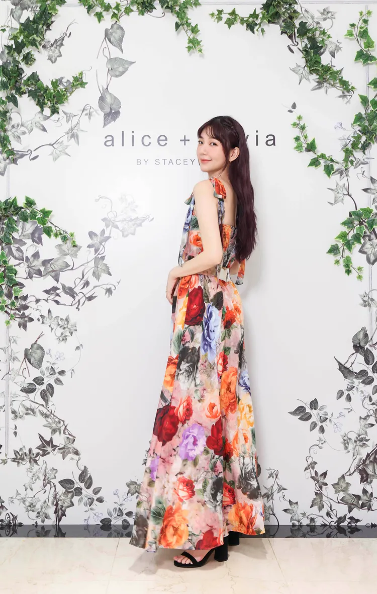 郭雪芙以印花裙裝套組化身浪漫滿點的波希米亞女神。品牌提供