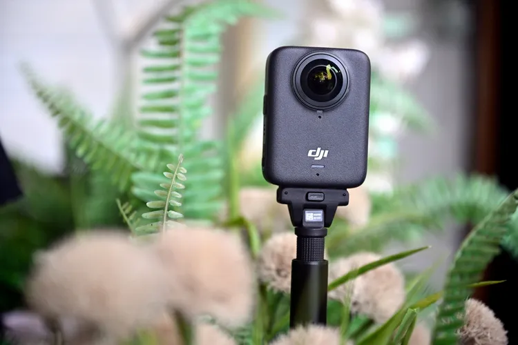 DJI Osmo 360透過OsmoAudio™ 生態系統免接收器直連兩組DJI麥克風發射器。DJI提供