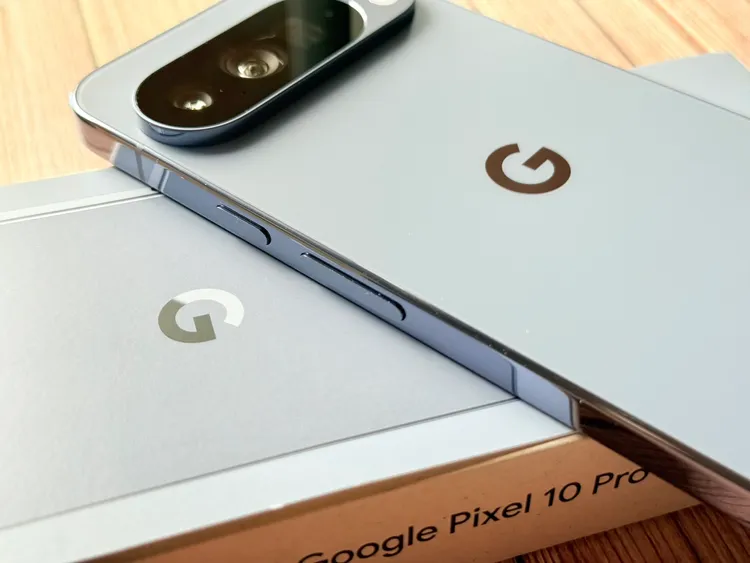 邊框採用拋光金屬，握起來很有質感，但也有著指紋痕跡明顯的硬傷。趙筱文攝