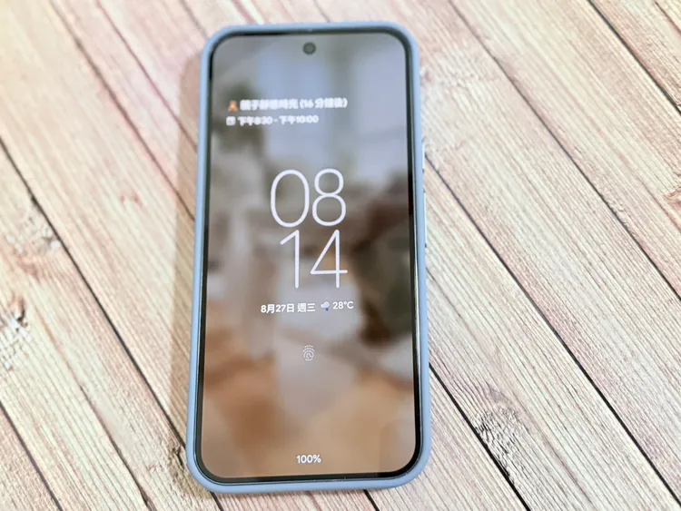 透過「顯示與觸控」→「螢幕長亮模式」開啟來啟動AOD(Always-on Display)桌布。趙筱文攝
