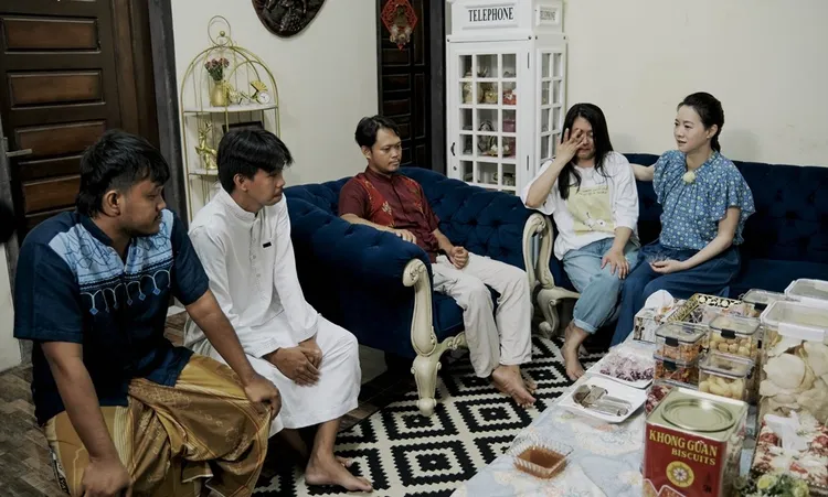 Diana（右二）終於回家，全家哭成淚海，曾寶儀（右一）跟著動容。台灣大哥大MyVideo、三立提供