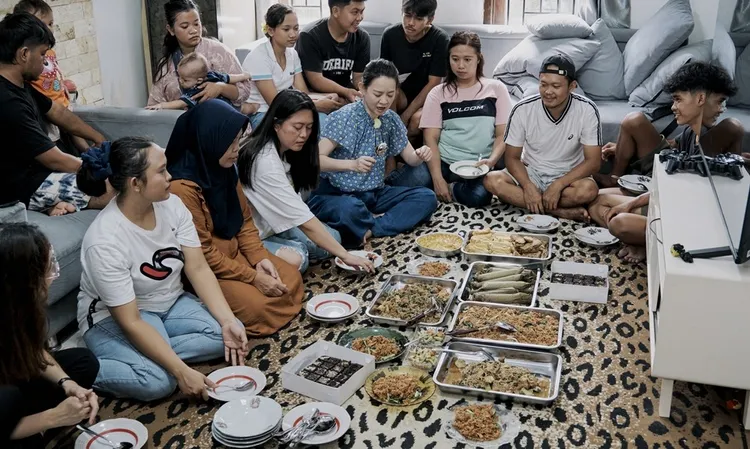 曾寶儀（中）體驗印尼過年「開齋節」。台灣大哥大MyVideo、三立提供