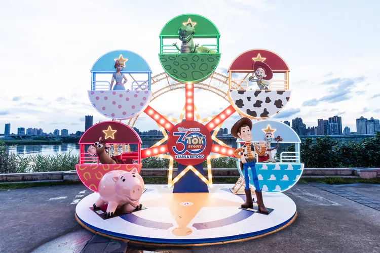 延平河濱公園河岸邊設置4座主題造景。台北市觀傳局提供