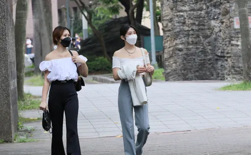 熱爆38℃午後大雷雨 南海「熱帶擾動」成颱機率升高
