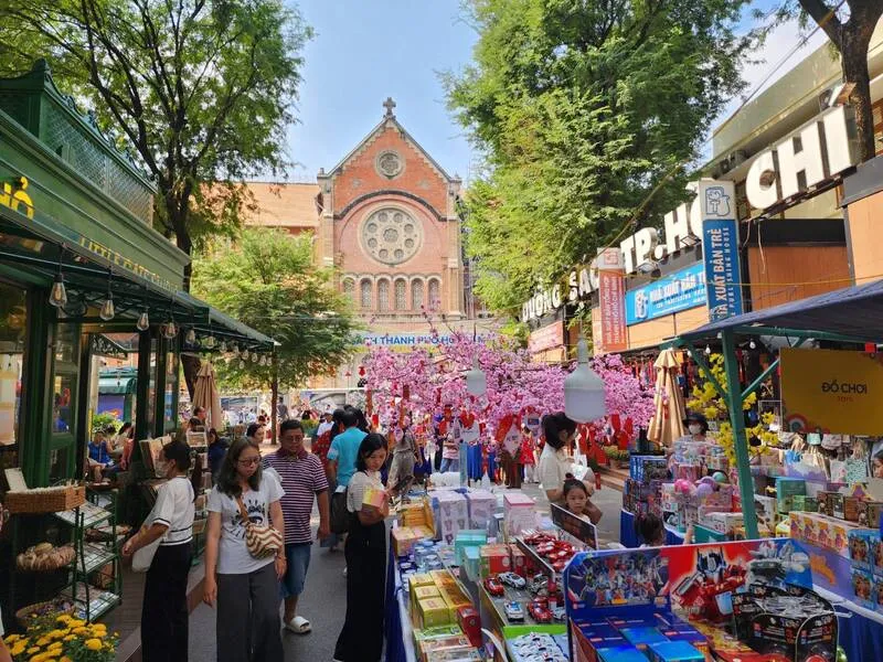 越南胡志明市書街,鄰近胡志明市聖母大教堂。街道兩旁書店、咖啡館和文創商店林立,充滿書香與藝術氣息,也經常舉辦藝文活動,為胡志明市重要文化地標。 (徐貴成提供) 中央社
