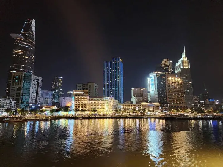 胡志明市搭遊船夜遊西貢河也是重要活動，除了有觀光客搭乘郵輪享用美食外，當地居民也喜歡在河邊乘涼、聊天、賞夜景，氣氛日常且愉快。 （徐貴成提供） 中央社