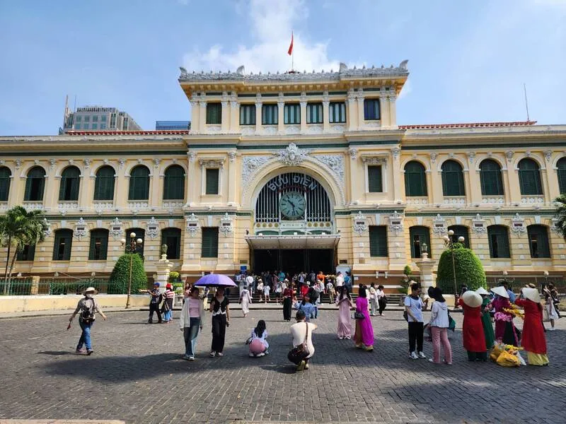 胡志明市中央郵局建於19世紀末法國殖民時期,建築充滿法式風格,內部裝飾華麗,設有古典拱門形狀的天花板、圓形花窗等。至今仍為郵政與電信總局,也是胡志明市著名地標,吸引眾多遊客參觀。 (徐貴成提供) 中央社