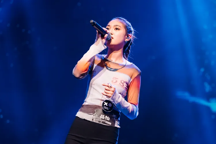 艾怡良誇選手「天生適合當歌手」，溫暖嗓音讓她聯想到摯友徐佳瑩。踢帕娛樂提供