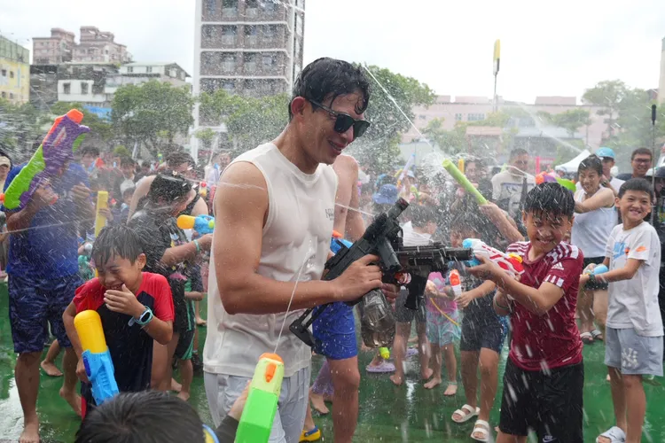 民眾黨主席黃國昌出席新北市議員陳世軒舉辦的「JIMMY搖滾水樂園」活動。民眾黨提供