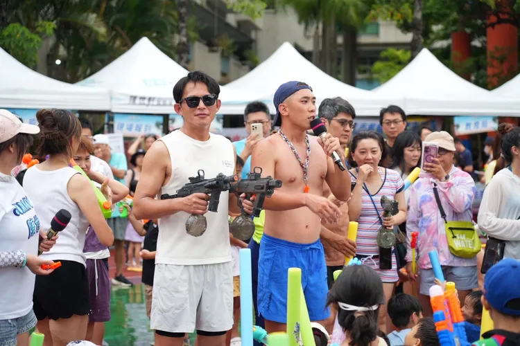 民眾黨主席黃國昌出席新北市議員陳世軒舉辦的「JIMMY搖滾水樂園」活動。民眾黨提供