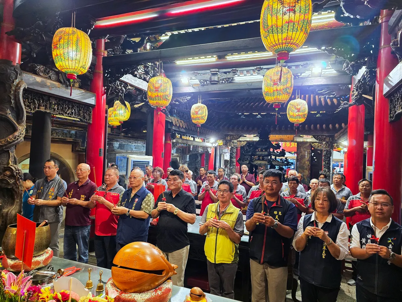 绿岛海祭将在9月26日到28日登场,绿岛乡乡长谢贤裕(中)于新港奉天宫祭拜祈求活动顺利。翻摄画面