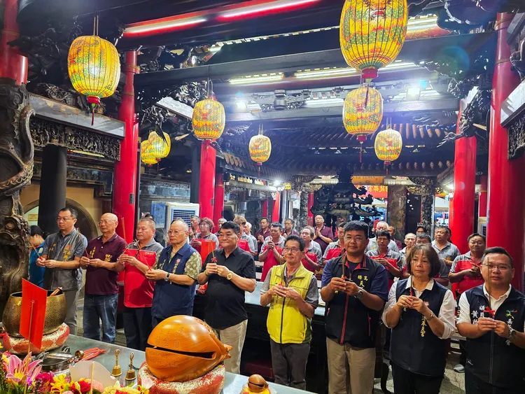 綠島海祭將在9月26日到28日登場，綠島鄉鄉長謝賢裕（中）於新港奉天宮祭拜祈求活動順利。翻攝畫面