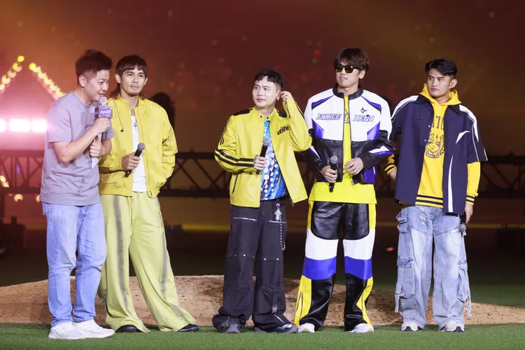 岳東華（右起）、王威晨、蕭秉治和張志豪一字排開宛如偶像男團。相信音樂提供