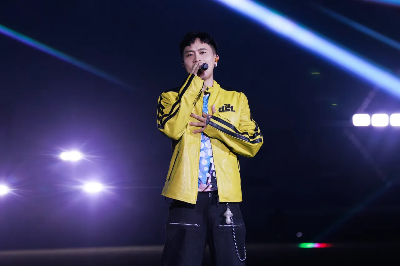 萧秉治将于8月23日《活著 Alive》高雄巨蛋演唱会。相信音乐提供